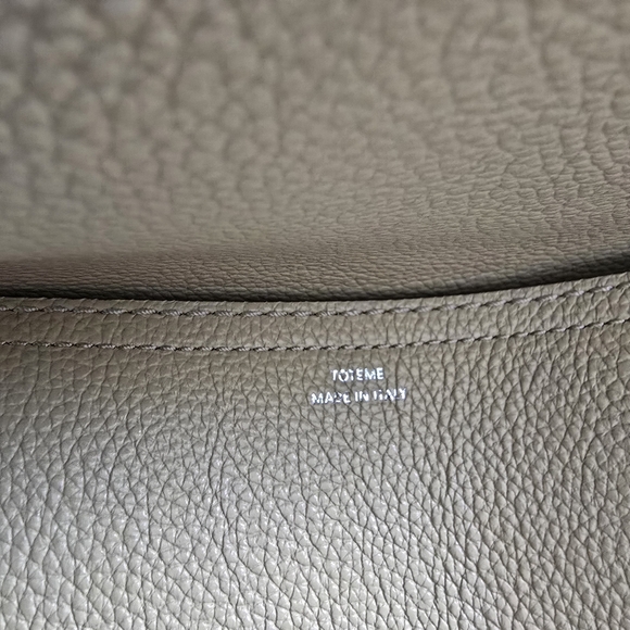 Toteme T-lock grained leather top handle bag desert - Picture 8 of 14